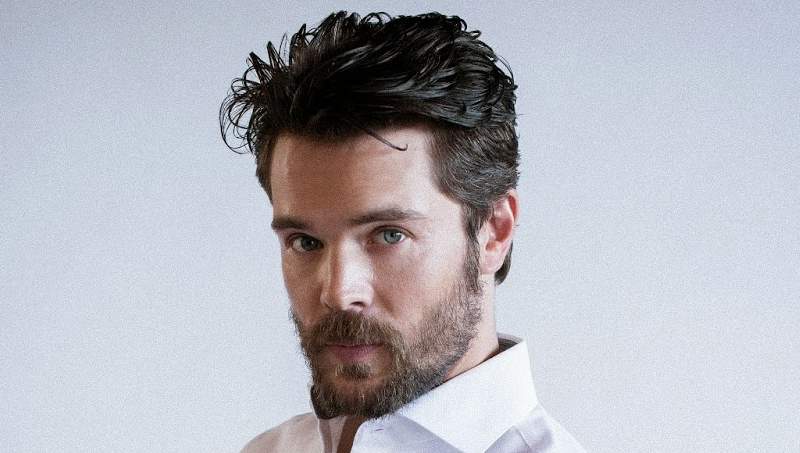 Charlie Weber Height, Weight, Measurements, Shoe Size, Wiki, Biography